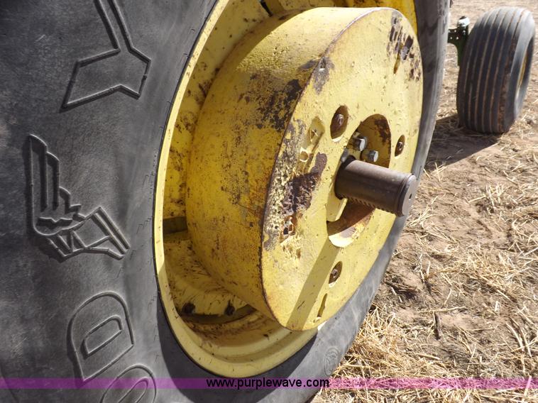 image for item I9138 1982 John Deere 4640 tractor