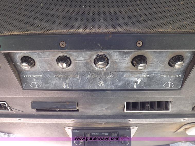 image for item I9139 1982 John Deere 4840 tractor