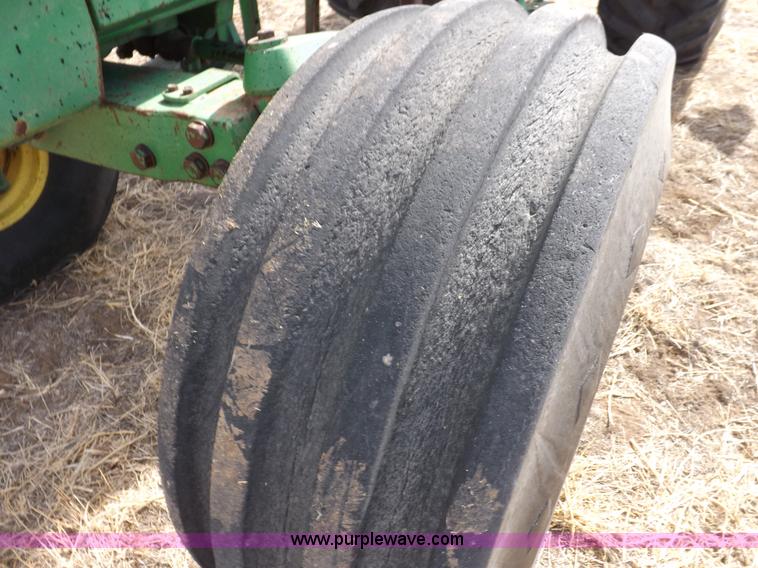 image for item I9139 1982 John Deere 4840 tractor