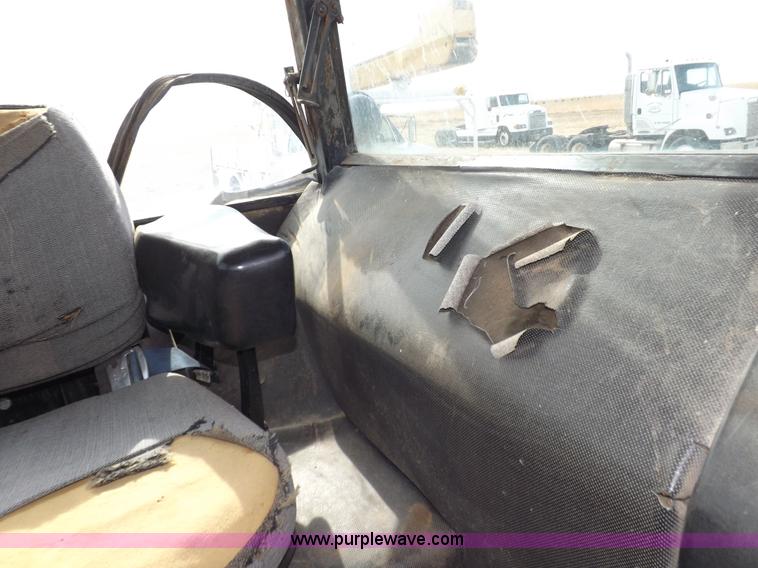 image for item I9139 1982 John Deere 4840 tractor