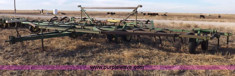 image for item I9149 John Deere 1610 folding field cultivator chisel