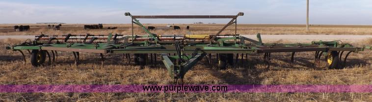 image for item I9149 John Deere 1610 folding field cultivator chisel