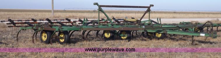 image for item I9149 John Deere 1610 folding field cultivator chisel