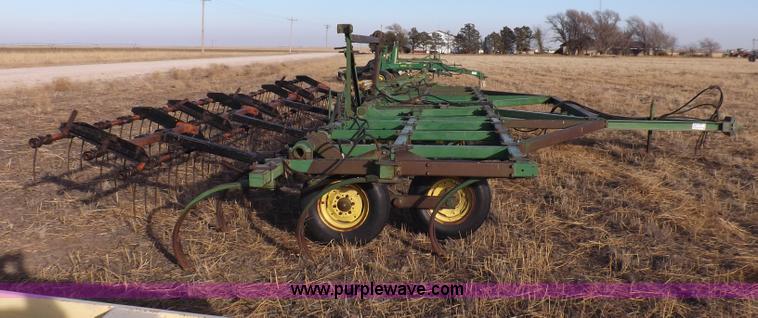 image for item I9149 John Deere 1610 folding field cultivator chisel