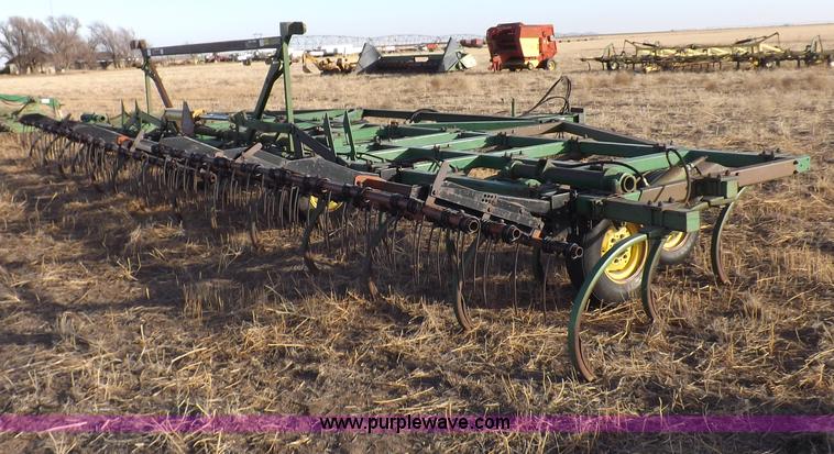 image for item I9149 John Deere 1610 folding field cultivator chisel