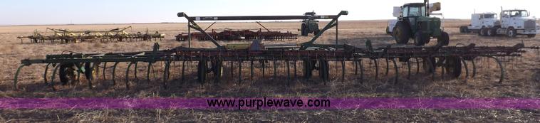 image for item I9149 John Deere 1610 folding field cultivator chisel