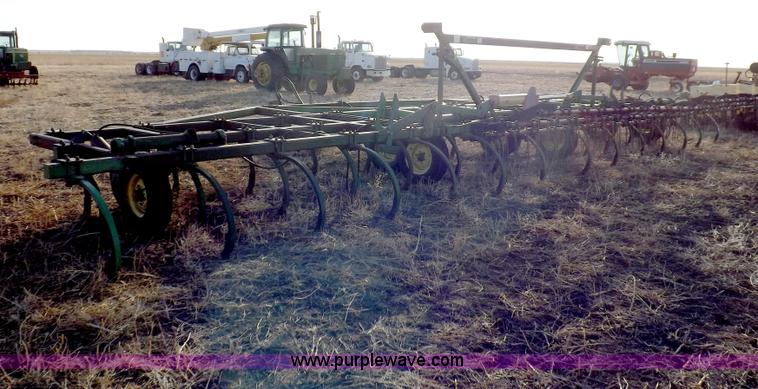 image for item I9149 John Deere 1610 folding field cultivator chisel