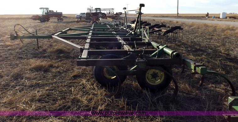 image for item I9149 John Deere 1610 folding field cultivator chisel