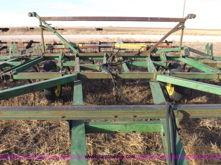 image for item I9149 John Deere 1610 folding field cultivator chisel