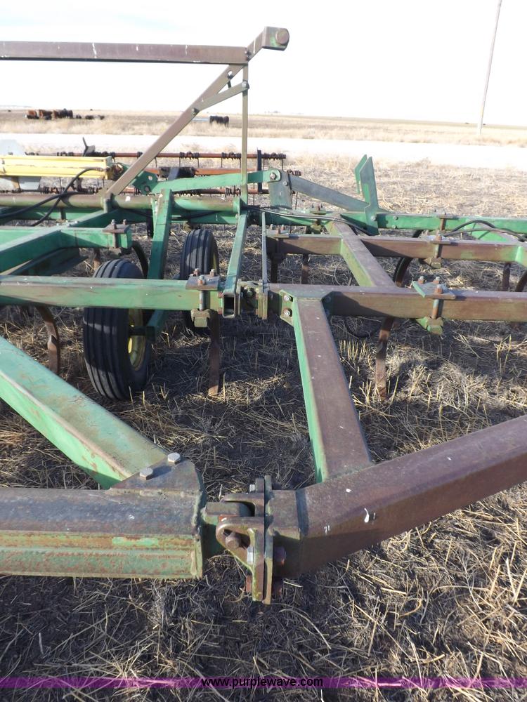 image for item I9149 John Deere 1610 folding field cultivator chisel