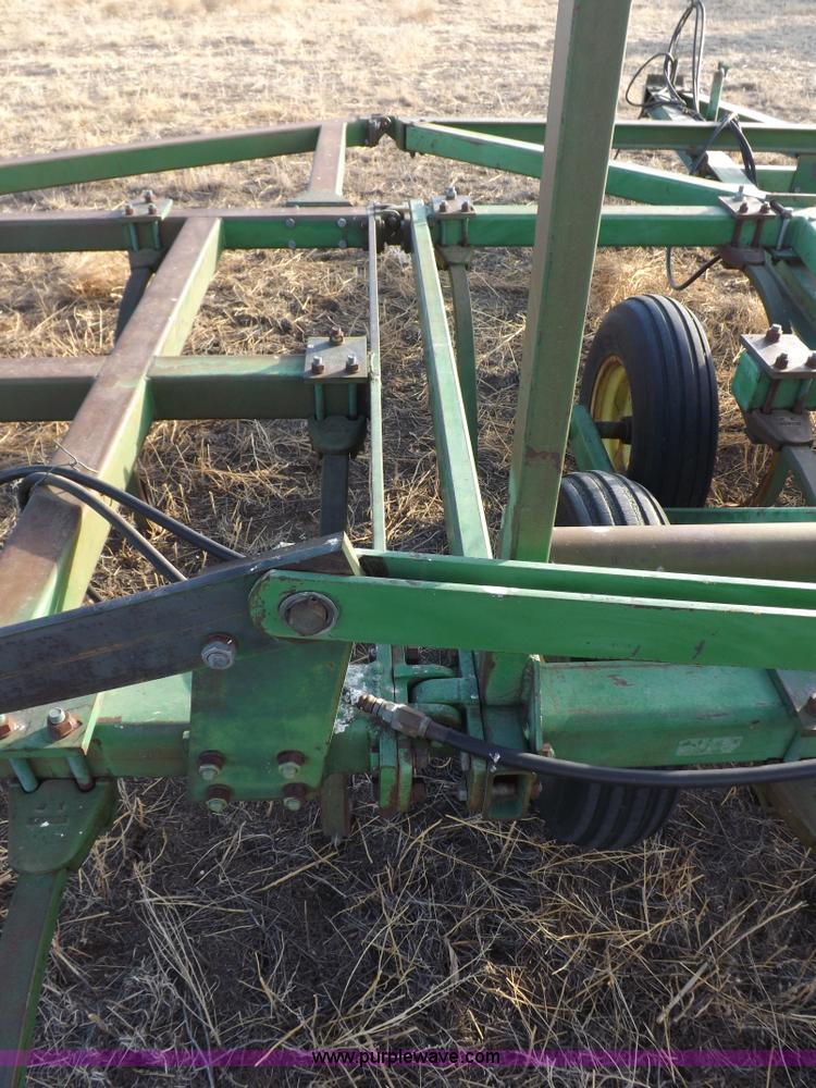 image for item I9149 John Deere 1610 folding field cultivator chisel