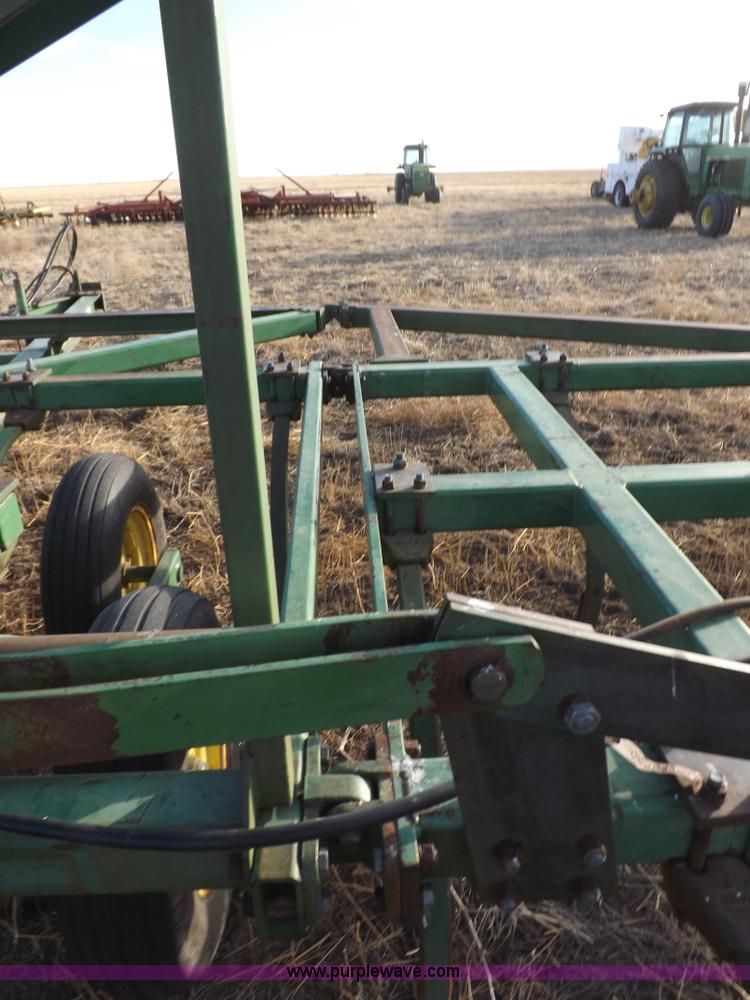 image for item I9149 John Deere 1610 folding field cultivator chisel