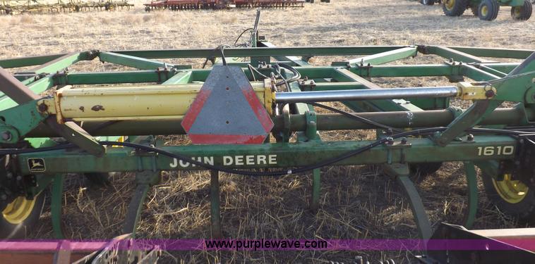 image for item I9149 John Deere 1610 folding field cultivator chisel