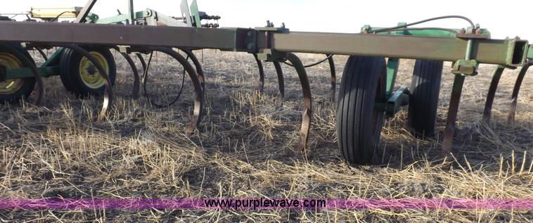 image for item I9149 John Deere 1610 folding field cultivator chisel