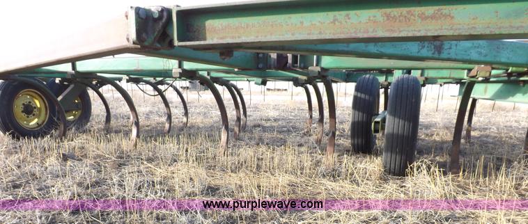 image for item I9149 John Deere 1610 folding field cultivator chisel