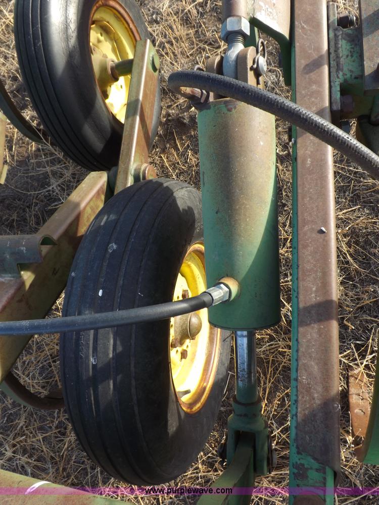 image for item I9149 John Deere 1610 folding field cultivator chisel