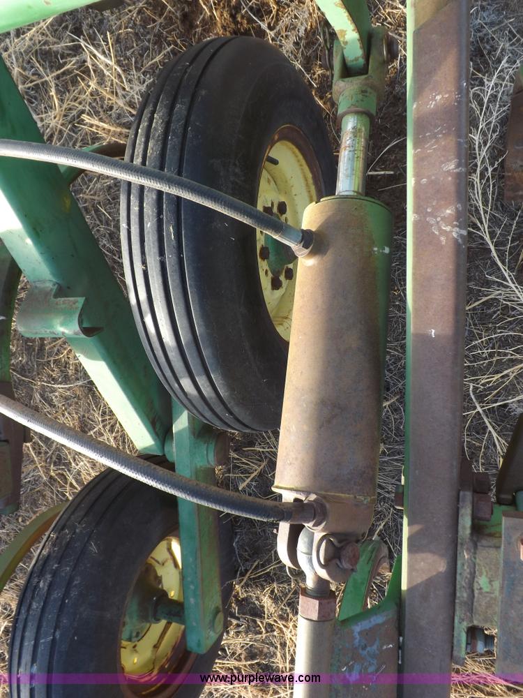 image for item I9149 John Deere 1610 folding field cultivator chisel