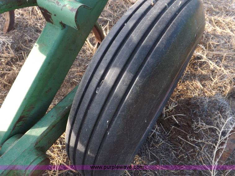 image for item I9149 John Deere 1610 folding field cultivator chisel