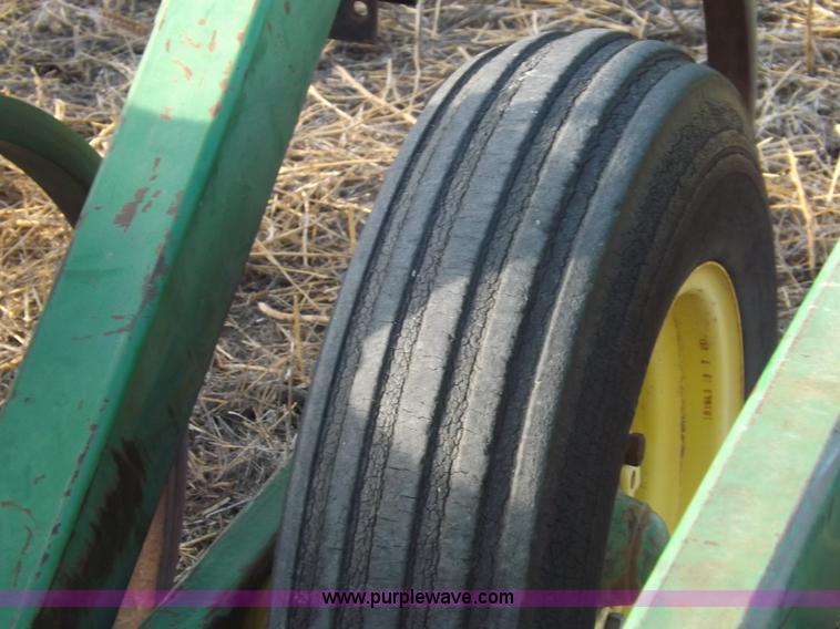 image for item I9149 John Deere 1610 folding field cultivator chisel