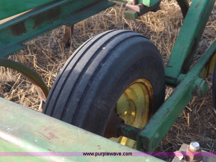 image for item I9149 John Deere 1610 folding field cultivator chisel