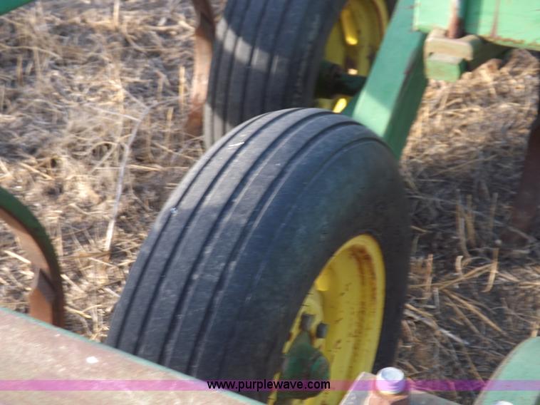 image for item I9149 John Deere 1610 folding field cultivator chisel