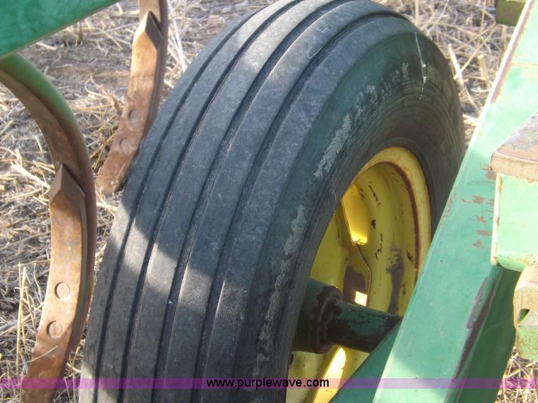 image for item I9149 John Deere 1610 folding field cultivator chisel