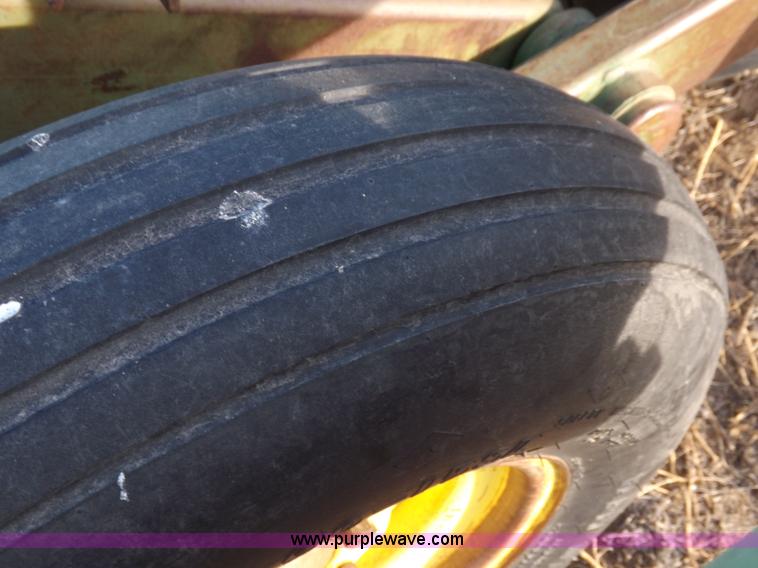 image for item I9149 John Deere 1610 folding field cultivator chisel