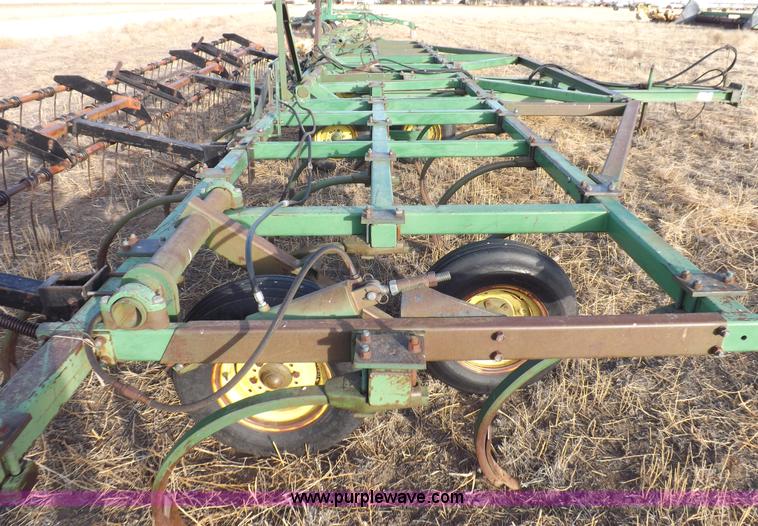 image for item I9149 John Deere 1610 folding field cultivator chisel