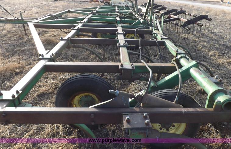 image for item I9149 John Deere 1610 folding field cultivator chisel