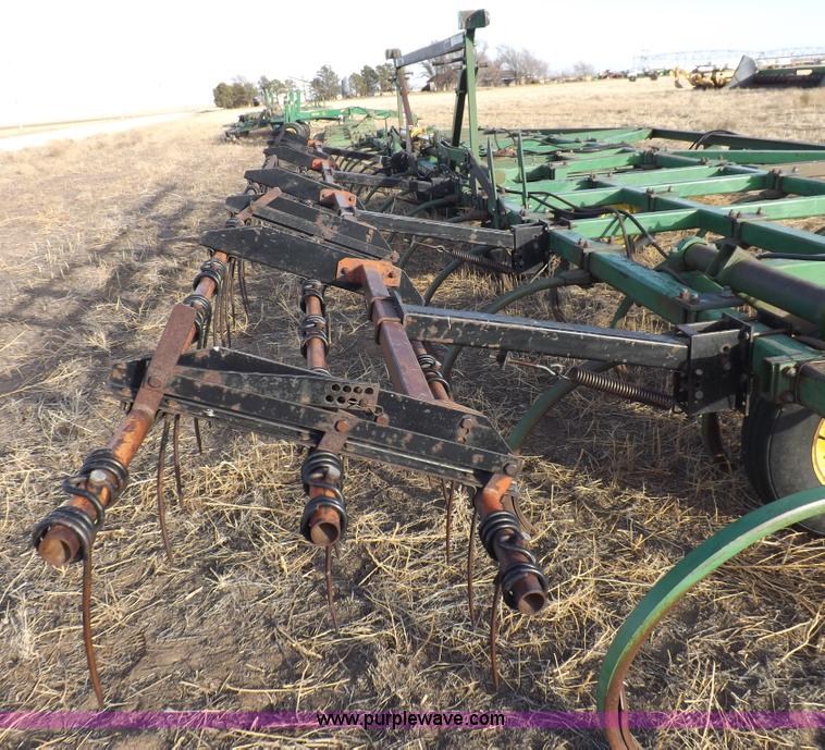 image for item I9149 John Deere 1610 folding field cultivator chisel