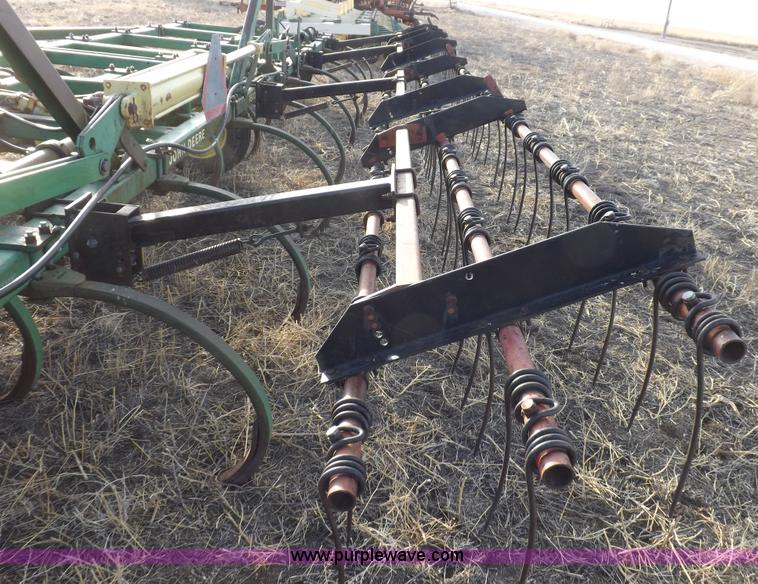 image for item I9149 John Deere 1610 folding field cultivator chisel