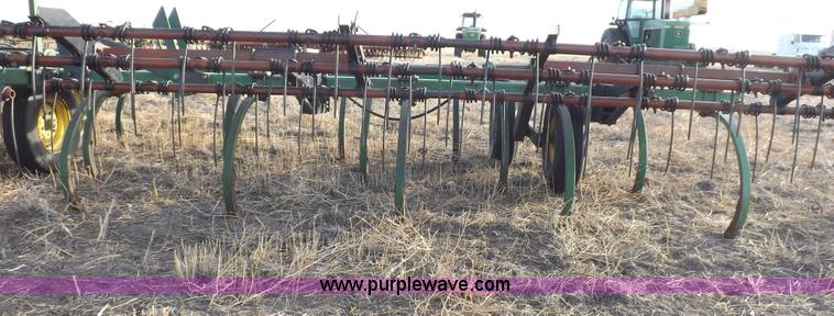 image for item I9149 John Deere 1610 folding field cultivator chisel