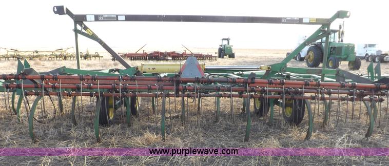 image for item I9149 John Deere 1610 folding field cultivator chisel