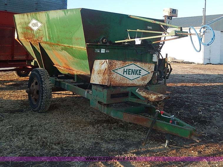 image for item I9300 Henke B240 feed wagon