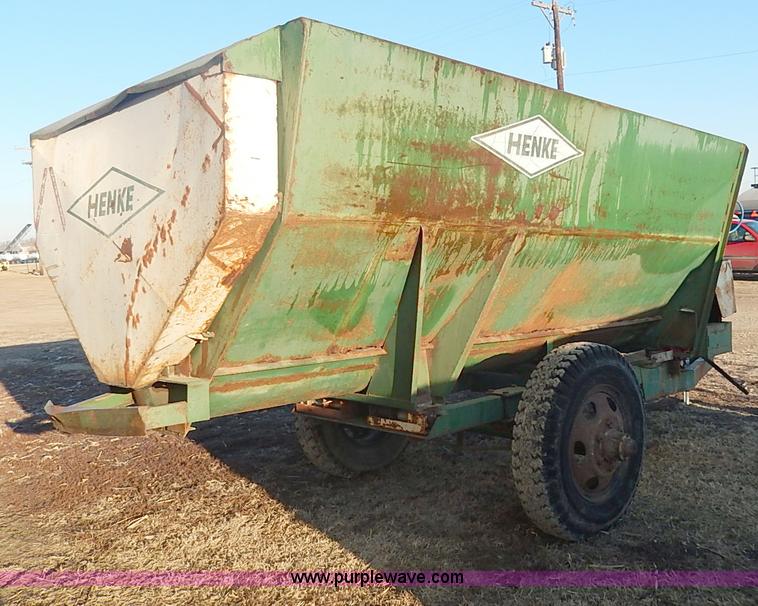 image for item I9300 Henke B240 feed wagon