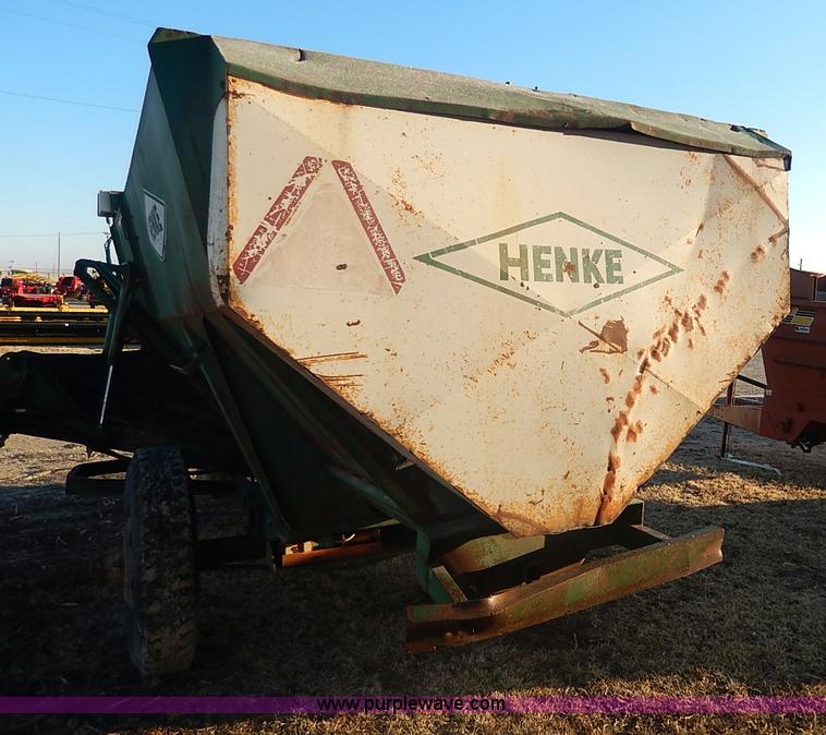 image for item I9300 Henke B240 feed wagon