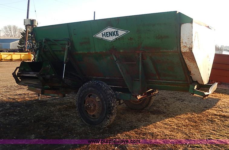 image for item I9300 Henke B240 feed wagon