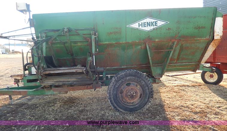 image for item I9300 Henke B240 feed wagon