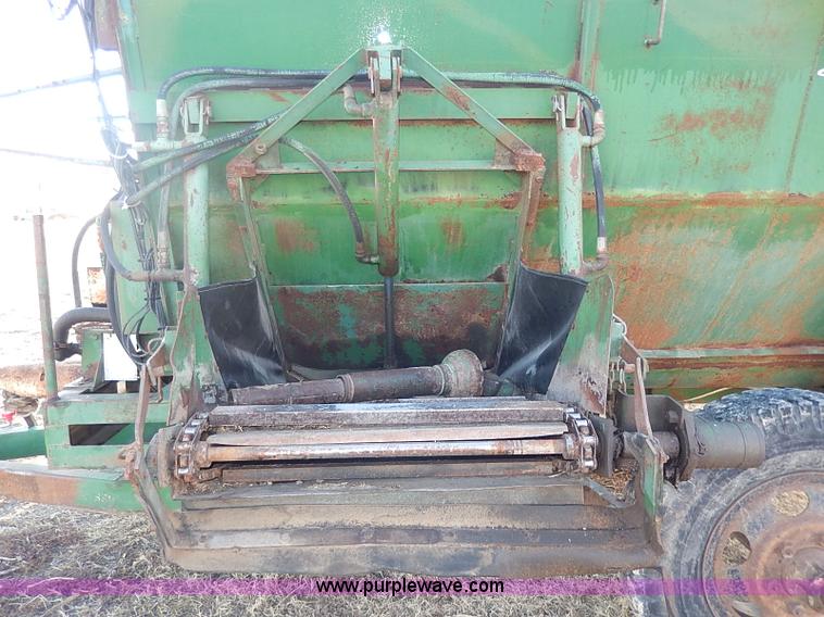 image for item I9300 Henke B240 feed wagon