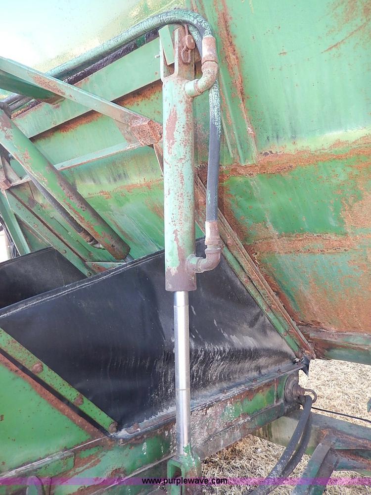 image for item I9300 Henke B240 feed wagon