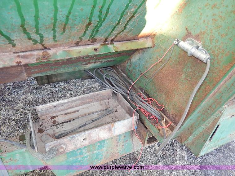 image for item I9300 Henke B240 feed wagon