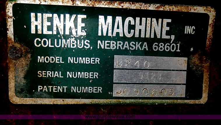 image for item I9300 Henke B240 feed wagon