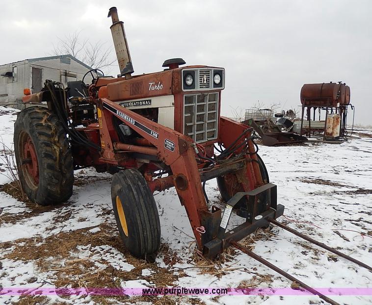 image for item I9341 1971 International 1466 tractor