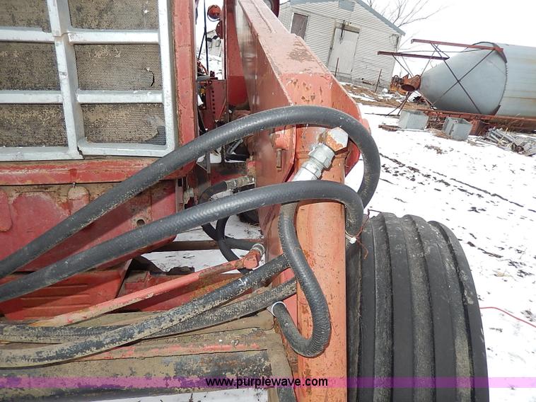 image for item I9341 1971 International 1466 tractor