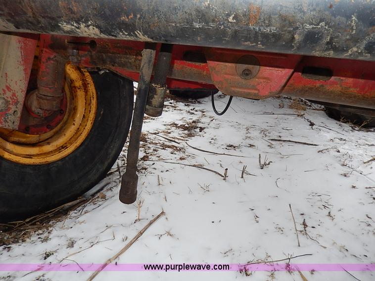 image for item I9341 1971 International 1466 tractor