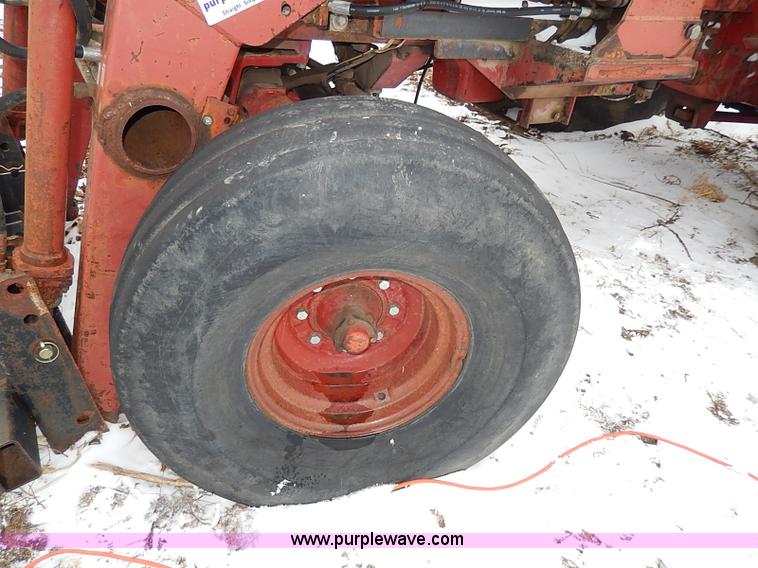 image for item I9341 1971 International 1466 tractor