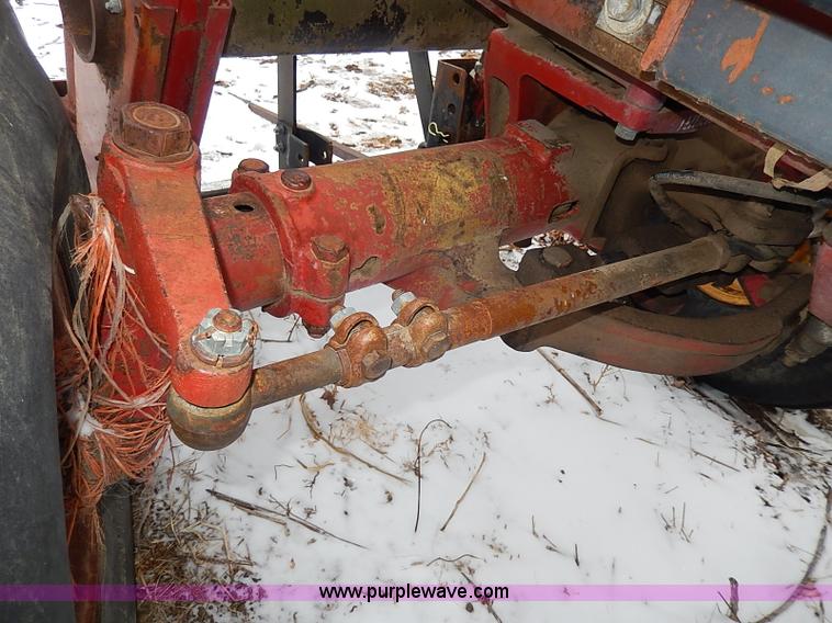 image for item I9341 1971 International 1466 tractor