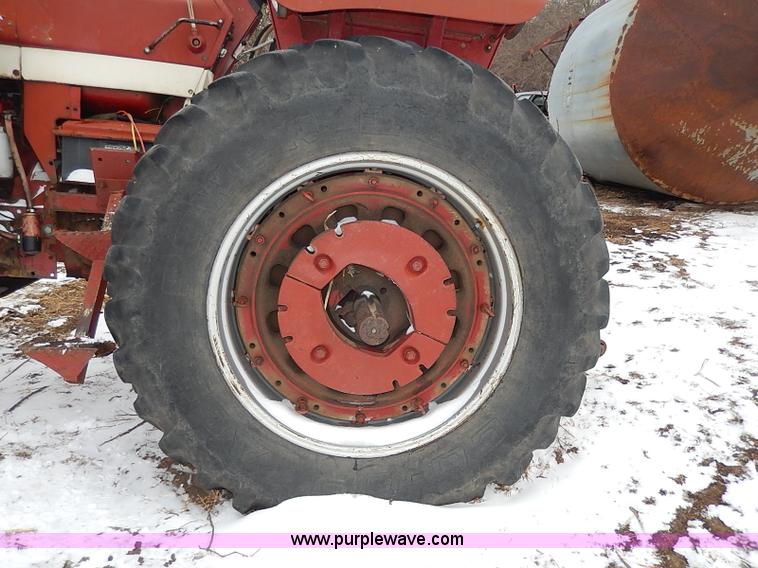 image for item I9341 1971 International 1466 tractor