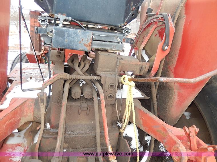 image for item I9341 1971 International 1466 tractor