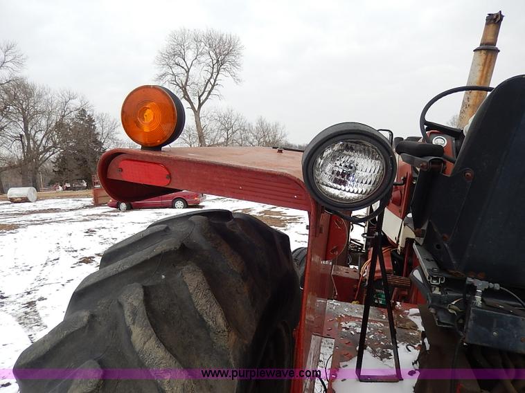 image for item I9341 1971 International 1466 tractor